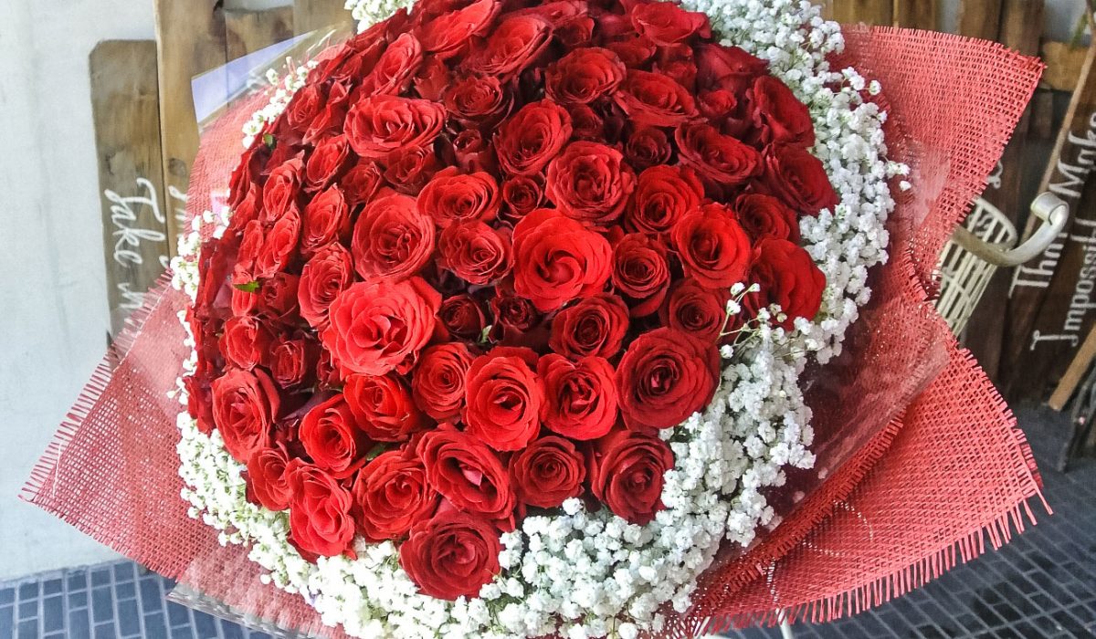 100-red-roses-with-extra-baby-breath-1900k